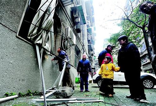 武昌一居民家离奇爆炸惊醒梦中人 疑沼气作怪