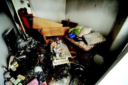 武昌一居民家离奇爆炸惊醒梦中人 疑沼气作怪