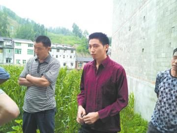 幸存者王德军中向村民讲述救人过程。